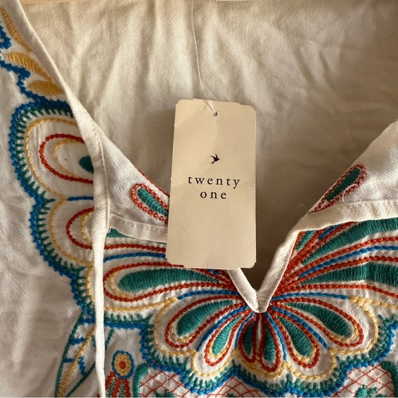 NWT Twenty One Shirt Length Cream Dress with Jade Embroidery Junior Size Large - Picture 3 of 9